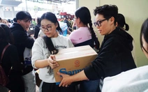 Chung tay góp từng chai nước, bánh chưng, cơm nóng vượt lũ đến những vùng ngập sâu