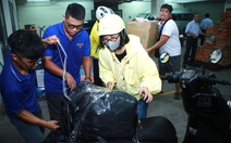 Người dân TP.HCM nườm nượp đem quần áo, nhu yếu phẩm gửi hỗ trợ đồng bào vùng lũ