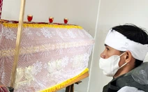 Khóc thương xé lòng cụ bà chết lẫn trong bùn đất của trận lũ lịch sử