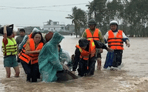 Mưa lũ trưa 21-11: Người dân vùng lũ bắt đầu về nhà; Cảnh báo đợt mưa mới