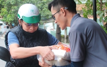 Bác xe ôm, anh shipper, sinh viên... ghé góp đồ, hơn 600 cục sạc dự phòng chuyển ra vùng lũ lụt