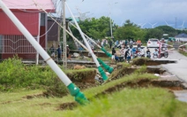 Lũ rút, đường ở Ninh Thuận cũ lộ ra nhiều đoạn gãy, trụ điện đổ la liệt