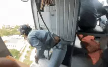 Hai trực thăng của Trung đoàn Không quân 917 thả hàng cứu trợ vùng lũ thành công