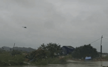 Trực thăng bay vào vùng lũ Hòa Xuân; Đèo Khánh Lê tiếp tục nguy cơ sạt lở