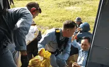 Trực thăng của Sư đoàn 372 bay vào vùng lũ cô lập, thả hàng cứu trợ người dân