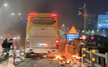 Ô tô tông xe máy rồi bốc cháy ngùn ngụt, 2 người tử vong tại chỗ