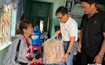 Tuổi Trẻ tiếp tục trao 100 phần quà khẩn cấp cho rốn lũ Đông Hòa