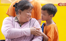 Chế Nguyễn Quỳnh Châu không cầm nước mắt nhìn vợ chồng khuyết tật trăn trở tương lai con nhỏ