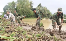 Bộ đội căng mình giúp dân dọn đường sá, trường học sau lũ