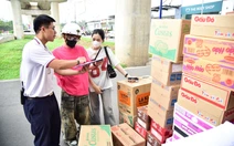 Bạn trẻ rủ nhau đi siêu thị mua quà cứu trợ, làm tình nguyện viên giúp đỡ đồng bào miền Trung