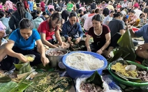 Hàng trăm người xuyên đêm gói bánh chưng, bánh tét gửi đồng bào vùng lũ