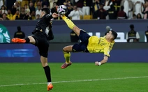 Ronaldo ghi siêu phẩm kiểu 'xe đạp chổng ngược' ở tuổi 40