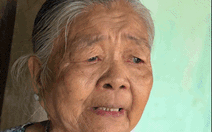 Tuổi Trẻ tiếp tục trao 100 phần quà khẩn cấp cho rốn lũ Đông Hòa