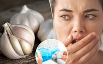 Khoa học bất ngờ: Tỏi diệt khuẩn mạnh hơn cả nước súc miệng nha khoa