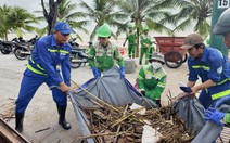 Công nhân môi trường và xe ép rác từ TP.HCM hỗ trợ dọn vệ sinh sau lũ tại Khánh Hòa