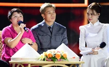 Đoàn phim Mưa đỏ giao lưu trong mưa ở đường đi bộ Nguyễn Huệ