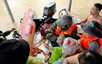 Thương những bà mẹ già trong mùa lũ