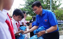 Thành Đoàn TP.HCM tặng 1.500 suất quà cho học sinh vùng lũ Khánh Hòa