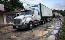 Nhiều đoạn quốc lộ 1 tan hoang sau lũ, xe cộ nhích từng chút