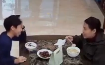 Con trai tặng quà cho mẹ siêu đáng yêu