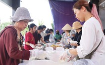 Ấm lòng bếp cơm dã chiến ở tâm lũ Hòa Thịnh, hàng nghìn suất cơm nghĩa tình được trao đi