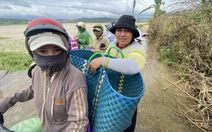 Người dân chạy xe máy rần rần vào vùng lũ tìm người... nhận cơm