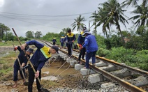 Đường sắt Bắc - Nam qua vùng lũ còn 15 điểm bị cuốn trôi nền đường