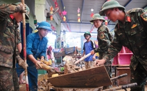 Bùn sạch, nhà dân nhóm bếp đỏ lửa trở lại thì bộ đội mới rút đi