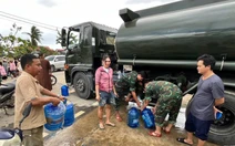 Quân đội đưa xe bồn chở nước sạch vào vùng lũ Khánh Hòa, Gia Lai cấp cho dân