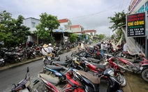 Hàng ngàn xe máy ngập lũ, phơi đầy đường ở Phú Yên cũ, người dân ngóng thợ sửa xe và phụ tùng