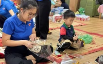 Thương lắm trẻ mầm non gói từng đôi dép 'còn dùng tốt' gửi bạn vùng lũ