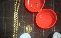 Trả lại gần nửa cây vàng để quên trong áo quần cũ gửi người dân vùng lũ