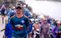 Người dân ven sông Kỳ Lộ nối hàng dài nhận hàng cứu trợ