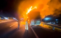 Xe giường nằm bốc cháy dữ dội khi đang chạy trên cao tốc TP.HCM - Trung Lương