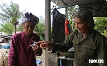 Vợ chồng già sống sót qua trận lũ lịch sử, gượng dậy dựng lại nhà