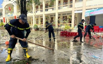 Lính cứu hỏa từ TP.HCM ra Phú Yên cũ hỗ trợ dân sau lũ, trao gần 100 tấn hàng cứu trợ