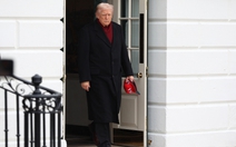 Có thật ông Trump đang gặp khó khăn trong việc đi bộ?