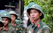 Nhà ngập ngụa bùn sau lũ lịch sử, trung úy quân đội chọn 'dọn nhà dân xong mới về dọn nhà mình'