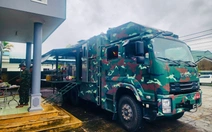 Xe bếp tác chiến của Quân khu 5 xuống vùng lũ, chiến sĩ nấu cơm nóng cho dân