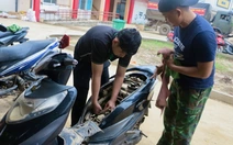 Đội sửa xe từ TP.HCM ra Phú Yên cũ giúp bà con vùng lũ, homestay ‘0 đồng’ cho các đoàn thiện nguyện