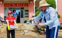 Đi lại khó khăn vẫn tìm đến Tuổi Trẻ ủng hộ đồng bào miền Trung mới thấy 'nhẹ lòng'