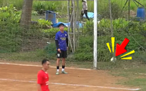 Thủ môn báo hại đội nhà thủng lưới theo cách không ai ngờ