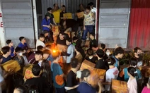 Nườm nượp người đến Cung văn hóa Lao động TP.HCM phụ giúp sắp xếp, chuyển hàng hỗ trợ vùng lũ