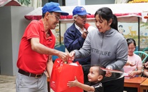 Báo Tuổi Trẻ và nhà tài trợ LC Foods trao 352 suất quà cho người dân vùng lũ