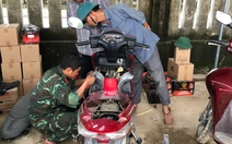 Xe máy ngập bùn 'chết' la liệt, bộ đội Quân khu 5 lập tổ sửa chữa xuống vùng lũ giúp dân
