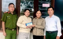 Để quên hơn 1.800 USD lẫn trong quần áo hỗ trợ người dân vùng lũ, người phụ nữ được trả lại