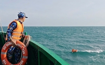 Vùng 5 Hải quân cứu vớt thành công 2 người dân gặp nạn trên biển