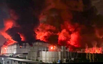 Cháy lớn trong đêm tại công ty sản xuất bỉm, cột khói bốc cao hàng chục mét ở Bắc Ninh