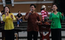 Khách nước ngoài thích thú với giai điệu dân tộc Việt ở Bưu điện TP.HCM