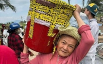 Người Huế gửi thùng cứu trợ kiểu 'túi mù', bà con vùng lũ mở ra cười mà rưng rưng